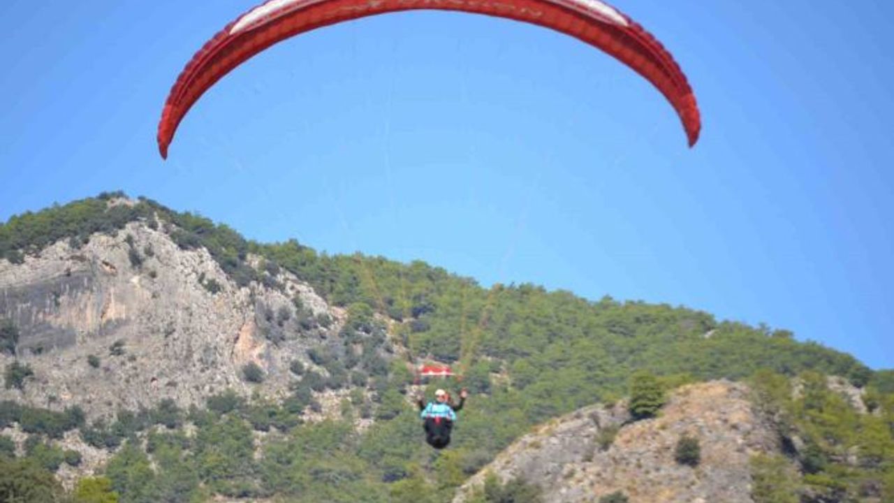 Sağlık personelleri yamaç paraşütü yaptı, Türk bayrağı açtı
