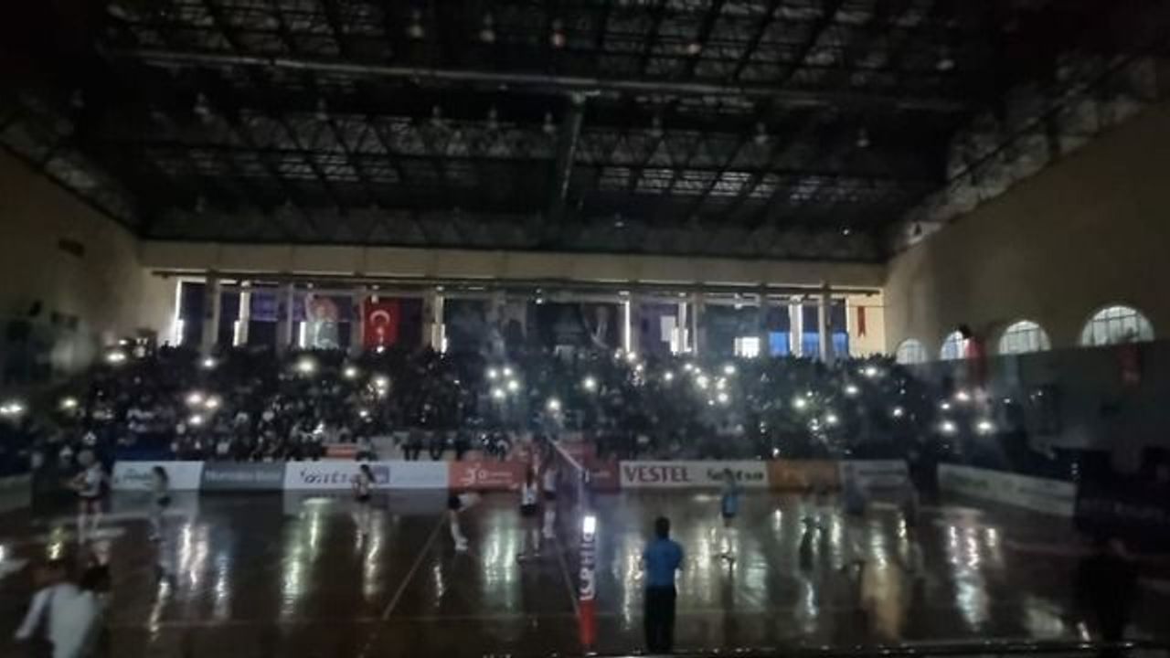 Aydın’da dev kulüplerin maçında Gençlik ve Spor Müdürlüğü sorumluluğundaki salonun ışıkları söndü