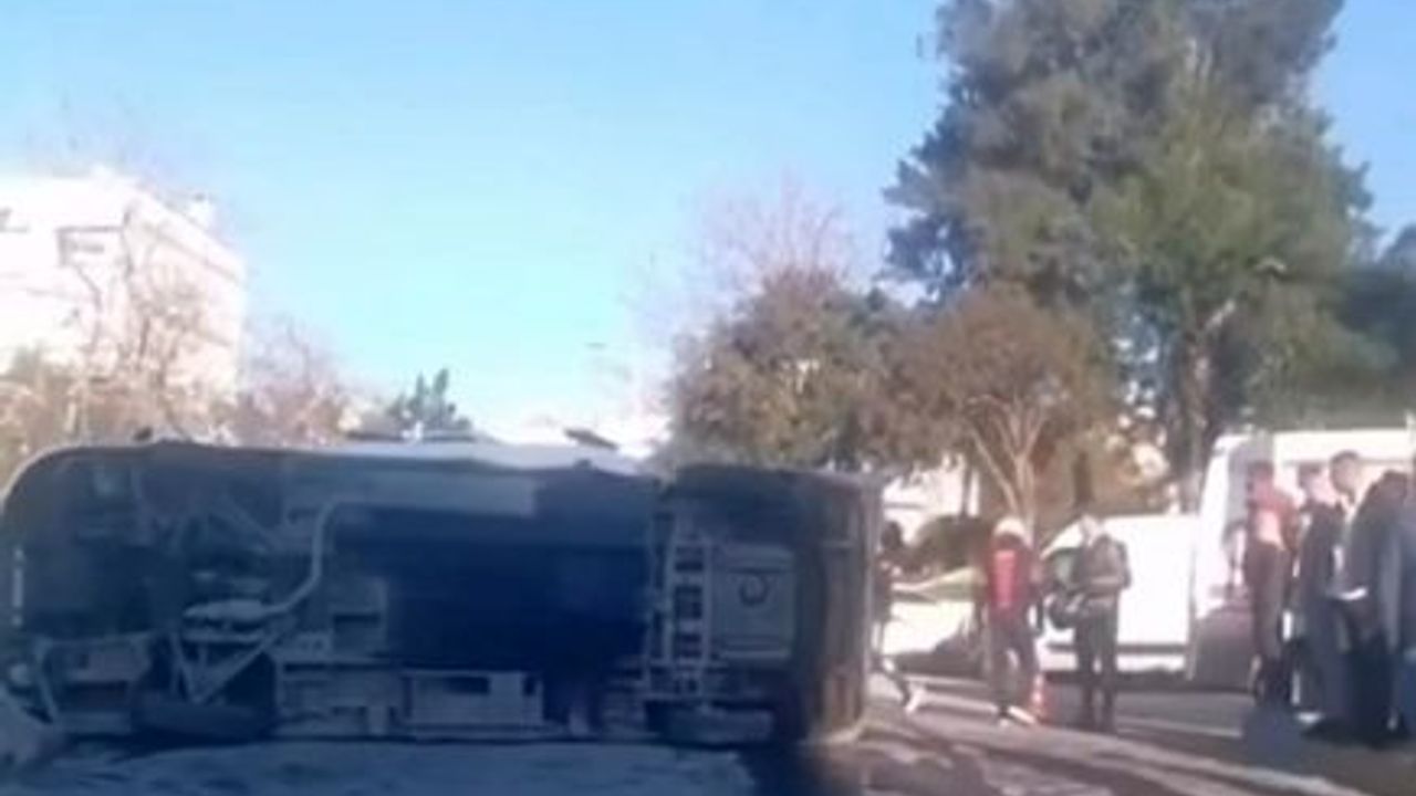Servis aracıyla çarpışan yolcu minibüsü devrildi