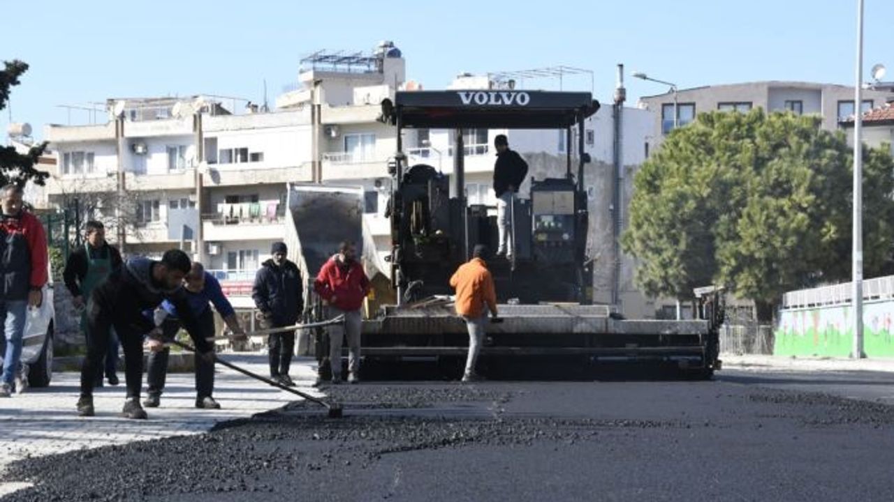 Kuşadası’nda sıcak asfalt çalışmaları Camiatik Mahallesi ile sürüyor