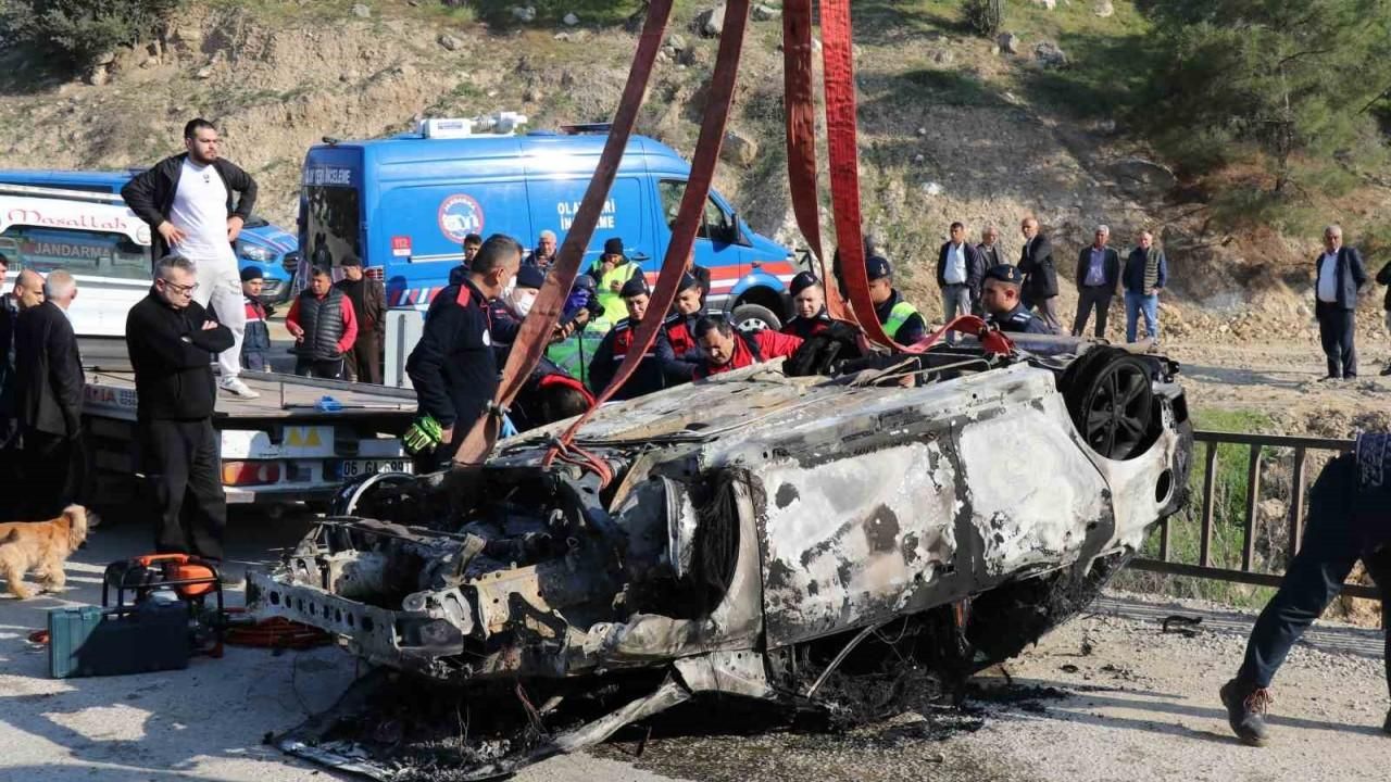 Dere yatağına düşen otomobil alev aldı: 1 ölü