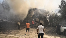 "Yunanistan Yangınları: Alevler Askeri Havaalanına Yaklaşıyor, Yardım Çağrıları Artıyor"