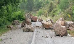 Ege'de yaşandı: Yağmur sonrası düşen dev kaya parçaları yolu kapattı