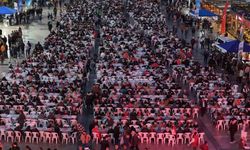 Vatandaşlar Aydın Büyükşehir Belediyesi'nin iftar sofralarında buluşuyor