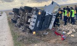 Beton mikseri şarampole devrildi: Sürücü hayatını kaybetti