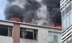 Korkutan yangın! Binanın çatısı alev alev yandı