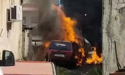 Rize'de 2 otomobil park halindeyekn alev alev yandı
