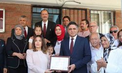 Aliağa Belediye Başkanı Serkan Acar mazbatasını aldı