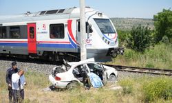 Tren otomobile çarptı, 1 ölü