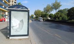 Aydın'da otobüs durağının camlarını kırdılar