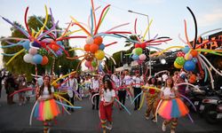 Uluslararası Kuşadası Sokak Festivali'nin açılışı Rio karnavalını aratmadı