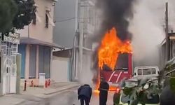 İzmir’de belediye otobüsü alev alev yandı.. Kullanılamaz hale geldi