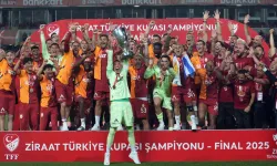 Galatasaray, kupayı coşkuyla kaldırdı