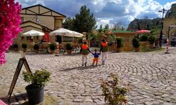 Ege’nin tarih dolu köyü.. Frig, Roma ve Bizans dönemlerinden kalan eserler var.. Yöresel yiyecekler, el işi ürünler satılıyor