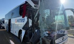 Yolcu otobüsü tıra çarptı