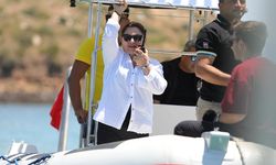 Didim’de ilginç tatbikat: Yüzme bilmeyen belediye başkanı bota bindi, telsizle poz verdi