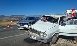 İki otomobil çarpıştı