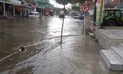 Sağanak yağış hayatı olumsuz etkiledi