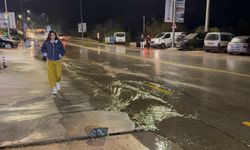 Ana su hattı patladı, yol çöktü