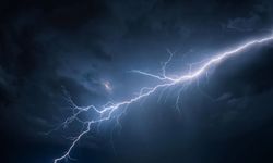 Aydın’da apartmana yıldırım düştü