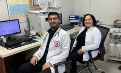 Ebe anne doktor oğluyla birlikte şifa dağıtıyor