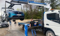 Elektrikli otomobilin yakınına yıldırım düştü, milyonluk araç hurdaya döndü