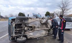 İki otomobil çarpıştı, yaralılar var