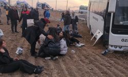 Kamyonet ile midibüs çarpıştı, 17 yaralı