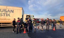 Kamyonette 2 kişi sıkıştı