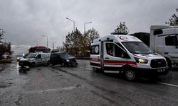 Kamyonun çarptığı otomobilde 1 kişi hayatını kaybetti, 2 kişi yaralı