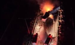 Kaza yapan tırlar alev alev yandı