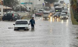 Sokaklar göle döndü araçlar sular altında kaldı
