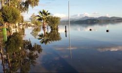 Yağışlar nedeniyle göl taştı