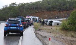 Yolcu minibüsü devrildi, yaralılar var