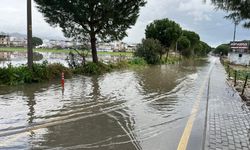 İncirliova’da sağanak yağış yolları göle döndürdü