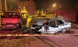 Kamyonetle otomobil çarpıştı