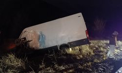 Minibüs şarampole devrildi