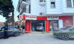 Otomobil ile eczaneye daldı