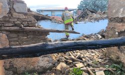 Son dakika.. Kerpiç ev çöktü