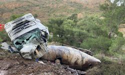 Virajı alamayan tır devrildi