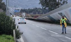 Yol kenarında duran reklam panoları devrildi