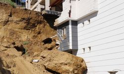 Kopan kaya parçası binaya çarptı