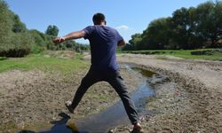 Adımla geçilen nehir taştı