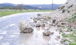 Aydın’da kaya parçaları yolu kapattı