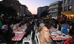 Kuşadası Belediyesi’nin iftar sofrası bu kez Cumhuriyet Mahallesi’nde kuruldu