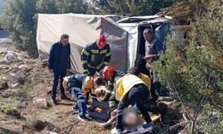 Devrilen kamyonet içerisinde 2 kişi ve 10 küçükbaş mahsur kaldı