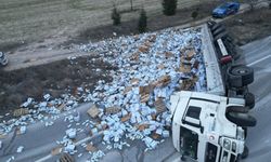 Devrilen tırdaki 25 ton süt çevreye dağıldı