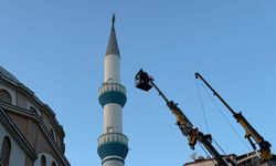 Hasar gören cami minaresi vinçle düzeltildi