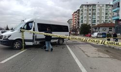 Motosiklet sürücüsü minibüsün altına girdi