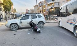 Motosikletle otomobil çarpıştı